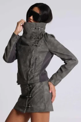 Chaqueta de cuello embudo de cuero sintético con cierre Cera