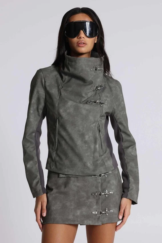 Chaqueta de cuello embudo de cuero sintético con cierre Cera