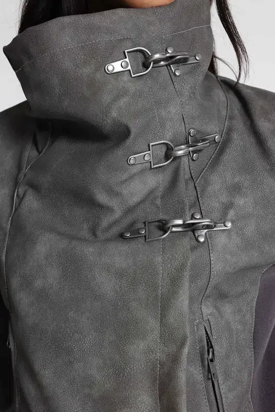 Chaqueta de cuello embudo de cuero sintético con cierre Cera
