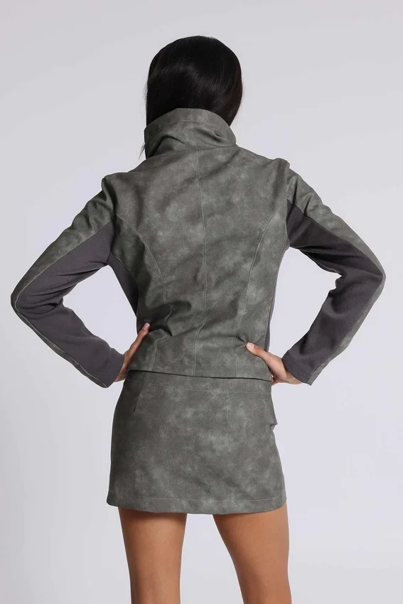 Chaqueta de cuello embudo de cuero sintético con cierre Cera