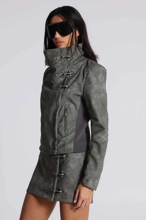 Chaqueta de cuello embudo de cuero sintético con cierre Cera