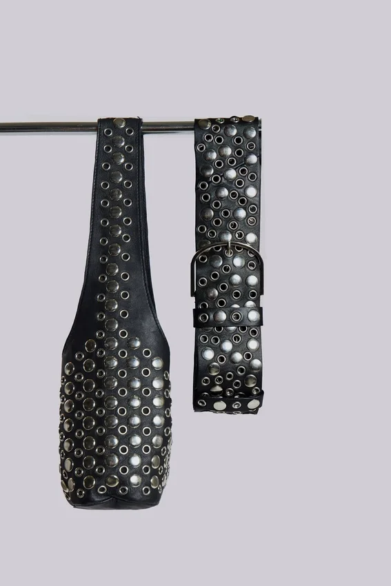 Cinturón con tachuelas Osmium en negro