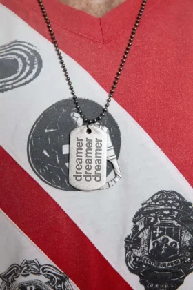 Collar con placa de identificación «Dreamer»