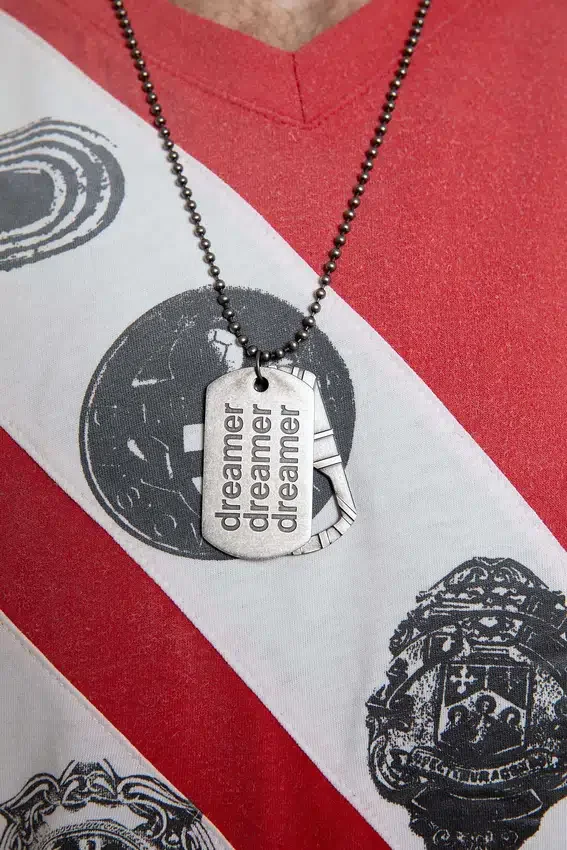 Collar con placa de identificación «Dreamer»