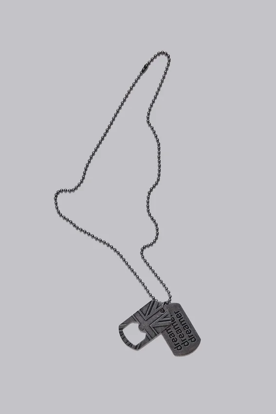 Collar con placa de identificación «Dreamer»