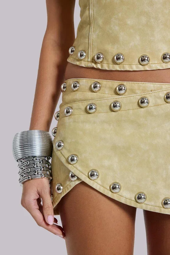 Minifalda «Vinta» de piel sintética con tachuelas