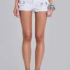 Minipantalones cortos cargo con ojales Oriel en blanco