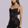 Minivestido de encaje con apliques Shadea en negro