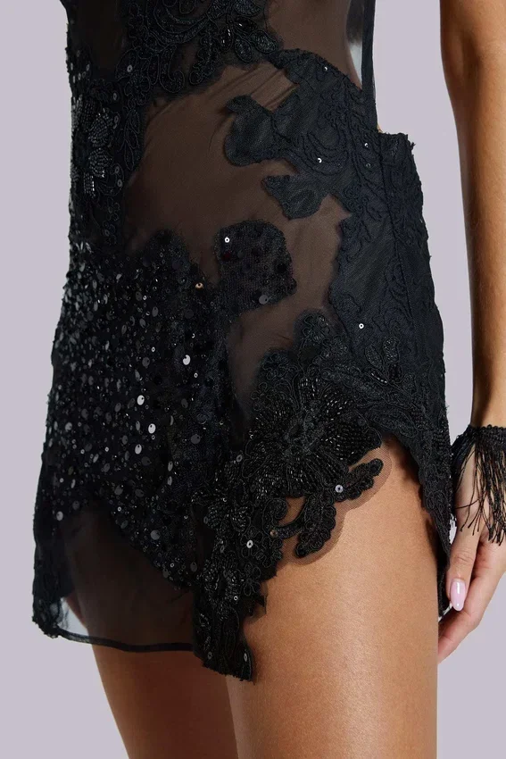 Minivestido de encaje con apliques Shadea en negro