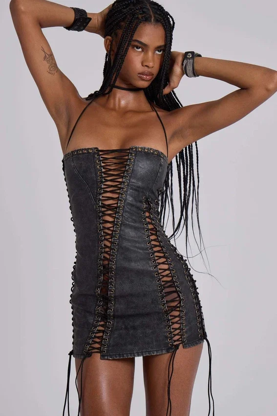 Minivestido negro de imitación de cuero con cordones «Odile»