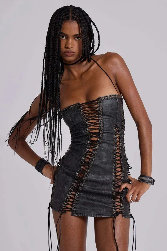 Minivestido negro de imitación de cuero con cordones «Odile»