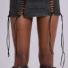 Minivestido negro de imitación de cuero con cordones «Odile»