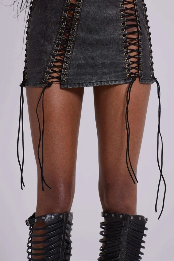 Minivestido negro de imitación de cuero con cordones «Odile»