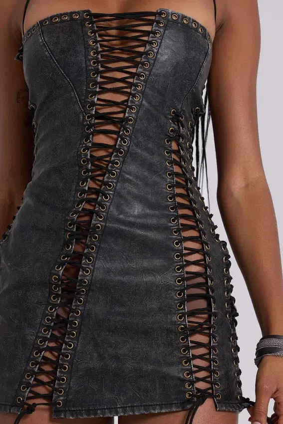 Minivestido negro de imitación de cuero con cordones «Odile»