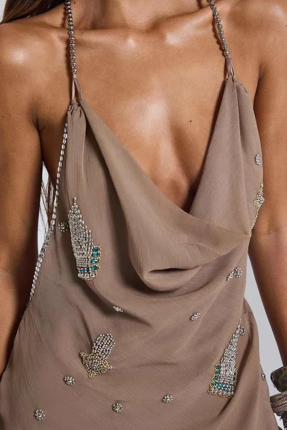 Minivestido sin espalda con adornos de Doure