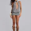 Minivestido sin espalda con collares Ekti