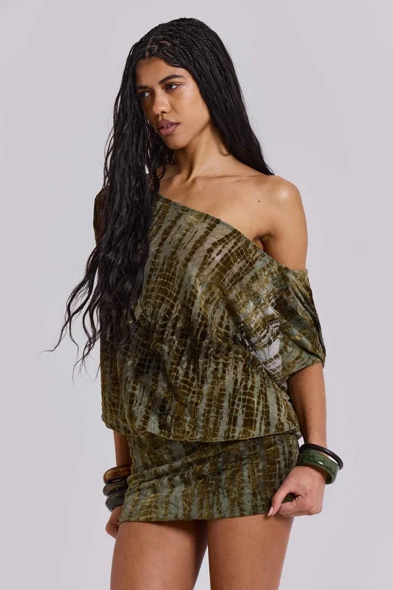 Minivestido sin espalda «Ophidian» en devoré con estampado de cocodrilo