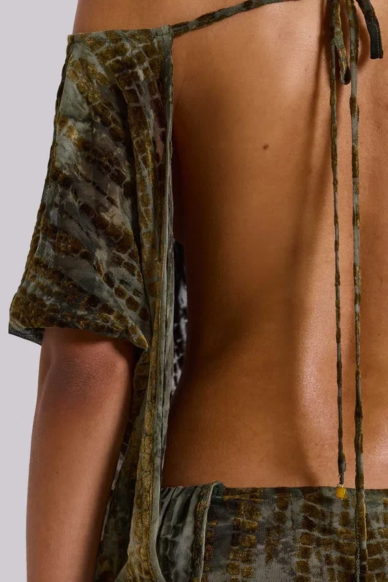 Minivestido sin espalda «Ophidian» en devoré con estampado de cocodrilo