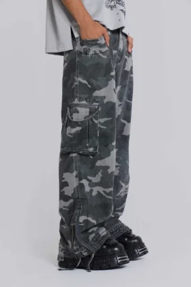 Pantalón cargo negro lavado con estampado de camuflaje «Trooper»