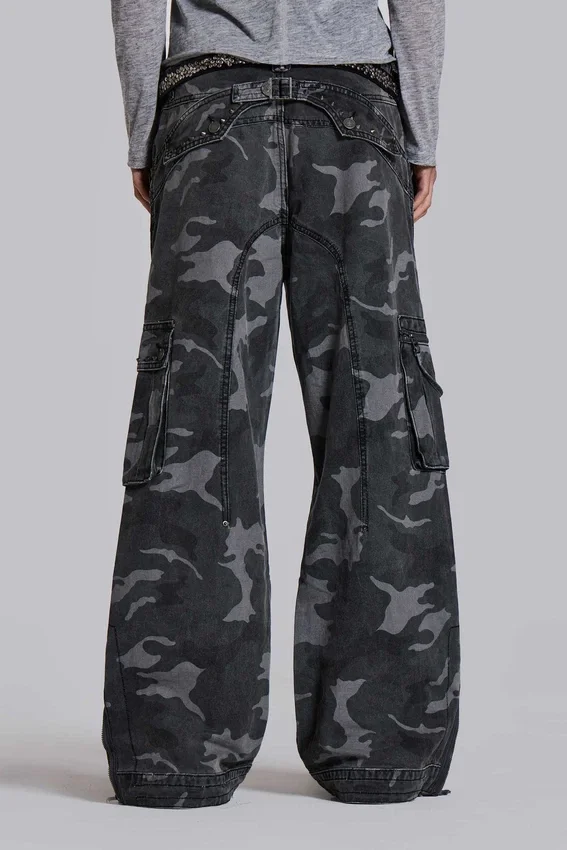 Pantalón cargo negro lavado con estampado de camuflaje «Trooper»