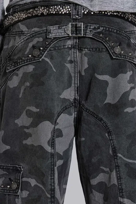 Pantalón cargo negro lavado con estampado de camuflaje «Trooper»