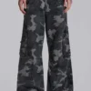 Pantalón cargo negro lavado con estampado de camuflaje «Trooper»
