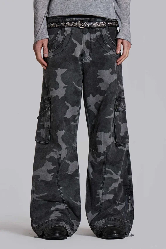 Pantalón cargo negro lavado con estampado de camuflaje «Trooper»