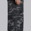 Pantalón cargo negro lavado con estampado de camuflaje «Trooper»