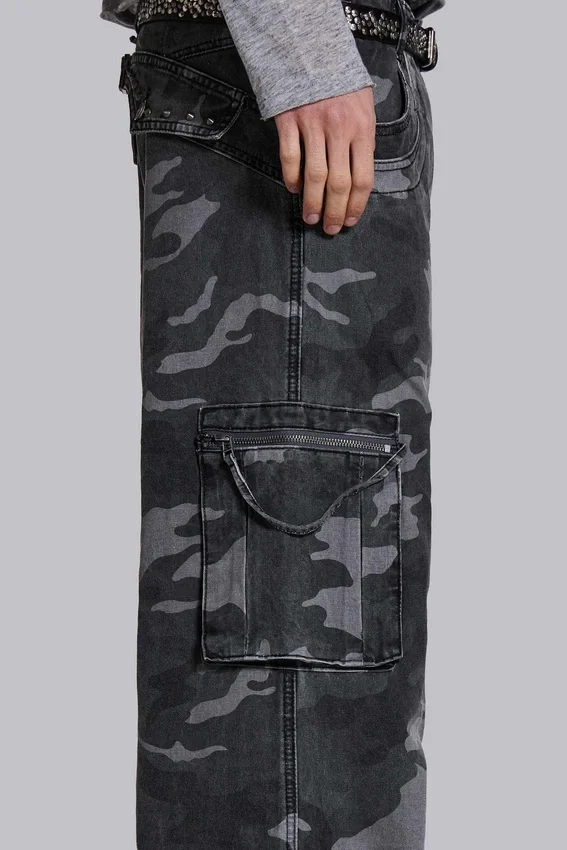 Pantalón cargo negro lavado con estampado de camuflaje «Trooper»