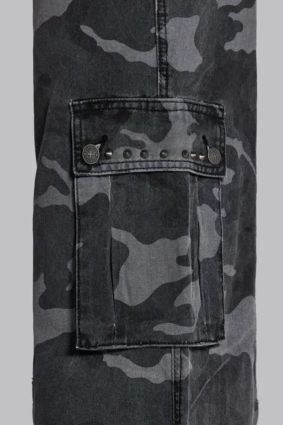 Pantalón cargo negro lavado con estampado de camuflaje «Trooper»