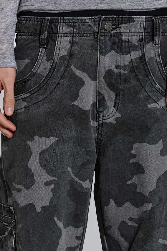 Pantalón cargo negro lavado con estampado de camuflaje «Trooper»