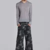 Pantalón cargo negro lavado con estampado de camuflaje «Trooper»