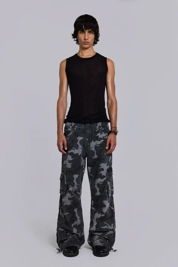 Pantalón cargo negro lavado con estampado de camuflaje «Trooper»