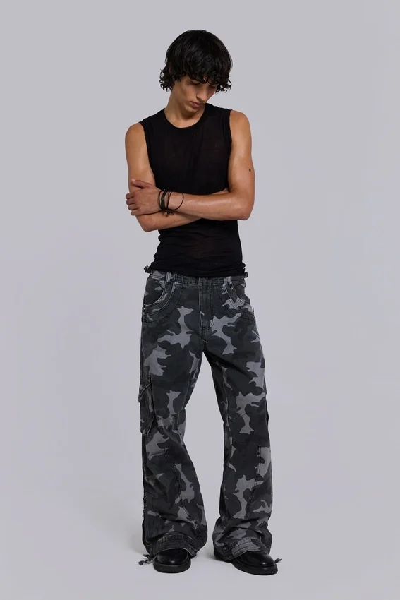 Pantalón cargo negro lavado con estampado de camuflaje «Trooper»