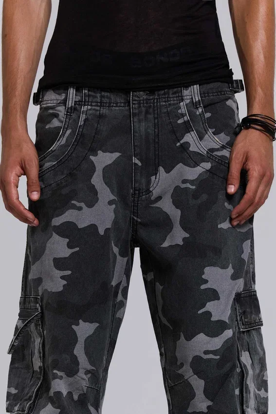 Pantalón cargo negro lavado con estampado de camuflaje «Trooper»