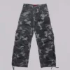 Pantalón cargo negro lavado con estampado de camuflaje «Trooper»