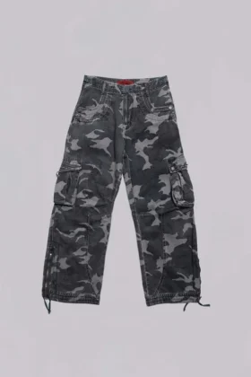 Pantalón cargo negro lavado con estampado de camuflaje «Trooper»