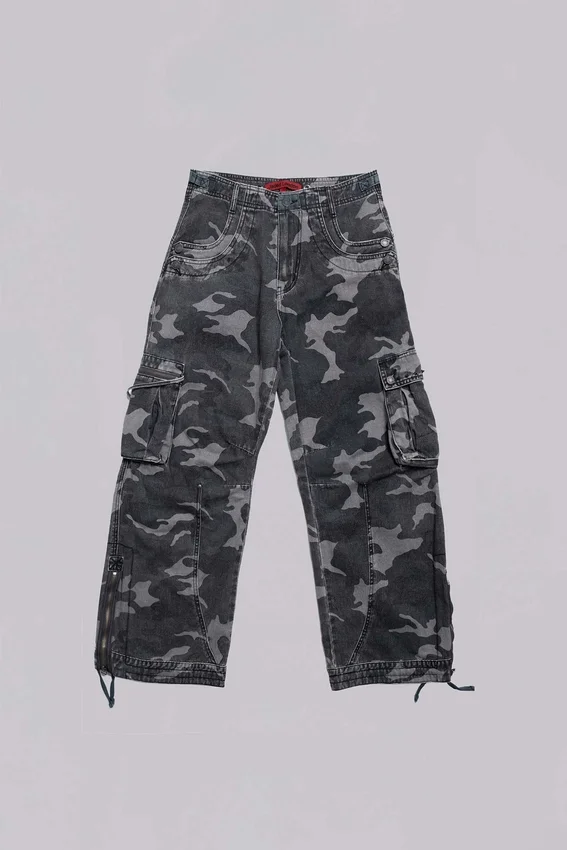Pantalón cargo negro lavado con estampado de camuflaje «Trooper»