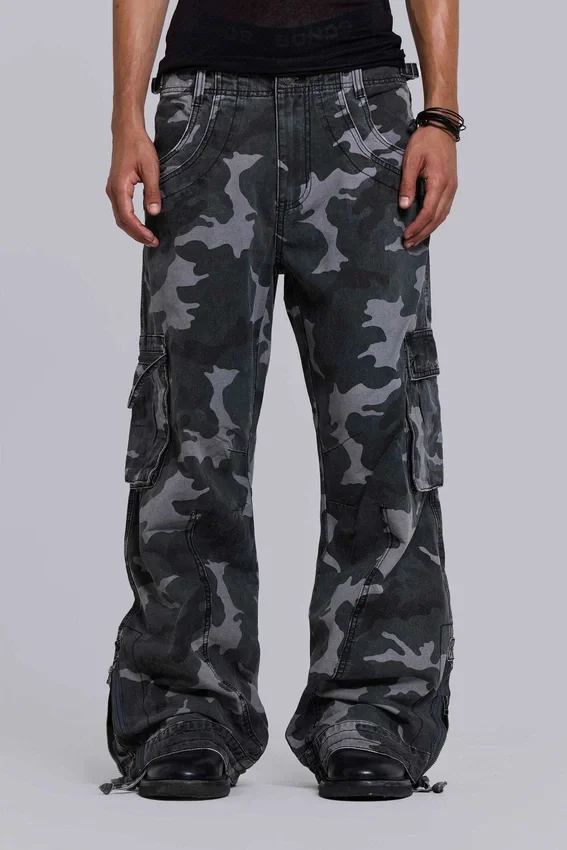 Pantalón cargo negro lavado con estampado de camuflaje «Trooper»
