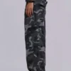 Pantalón cargo negro lavado con estampado de camuflaje «Trooper»