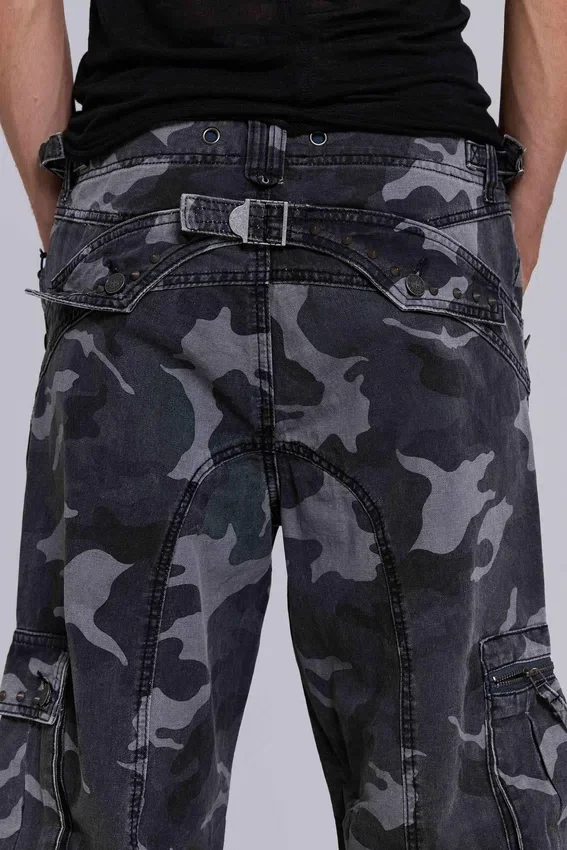 Pantalón cargo negro lavado con estampado de camuflaje «Trooper»