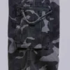 Pantalón cargo negro lavado con estampado de camuflaje «Trooper»