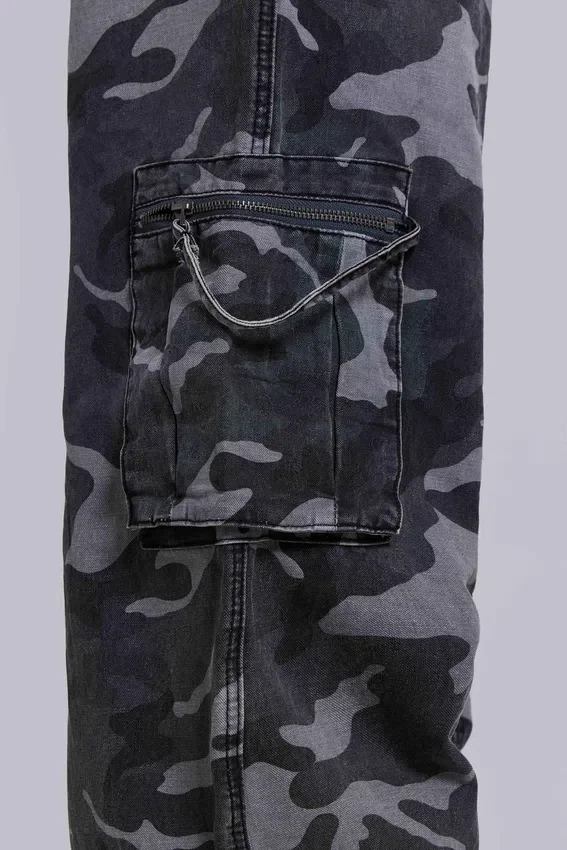 Pantalón cargo negro lavado con estampado de camuflaje «Trooper»