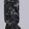 Pantalón cargo negro lavado con estampado de camuflaje «Trooper»