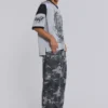 Pantalón cargo negro lavado con estampado de camuflaje «Trooper»