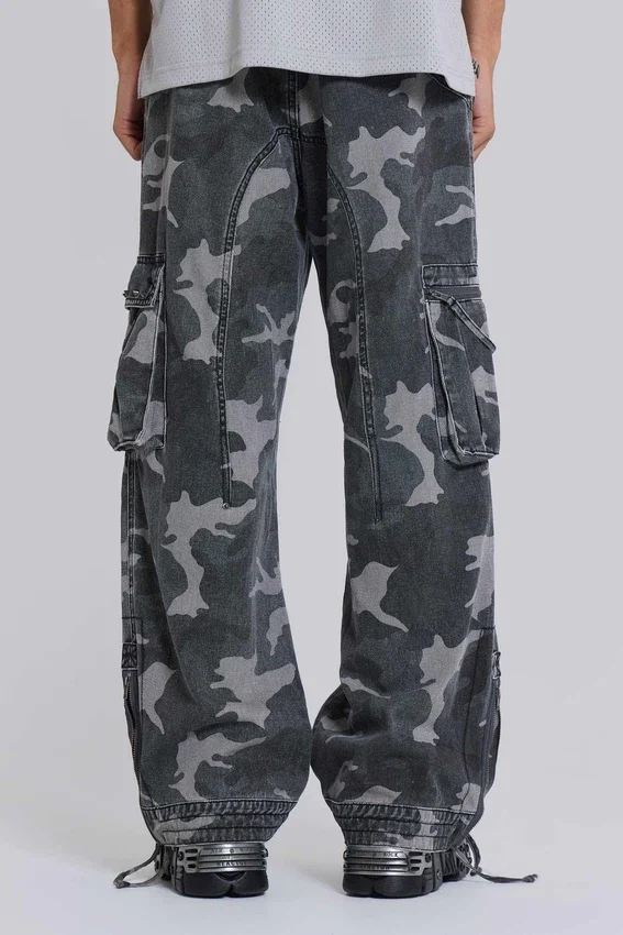 Pantalón cargo negro lavado con estampado de camuflaje «Trooper»