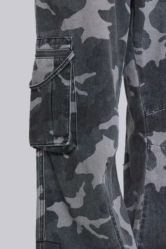 Pantalón cargo negro lavado con estampado de camuflaje «Trooper»