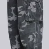 Pantalón cargo negro lavado con estampado de camuflaje «Trooper»