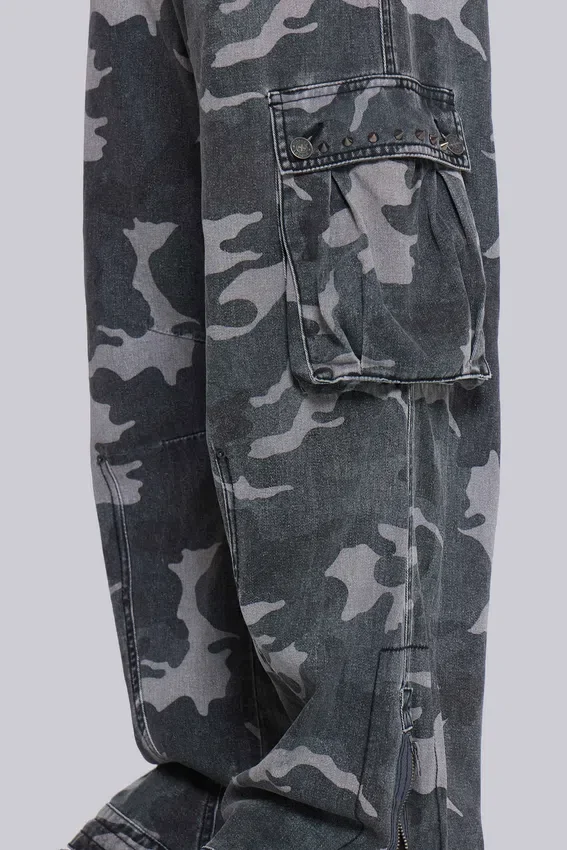 Pantalón cargo negro lavado con estampado de camuflaje «Trooper»