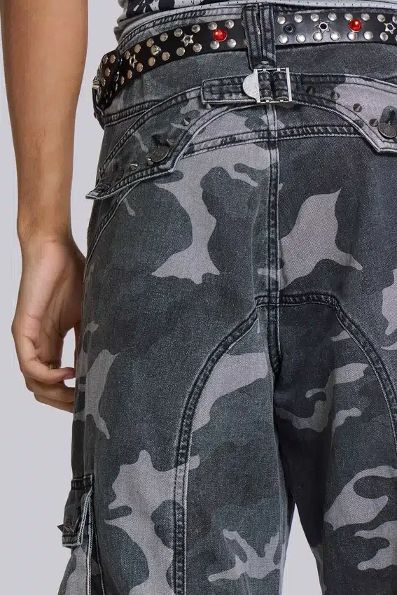 Pantalón cargo negro lavado con estampado de camuflaje «Trooper»